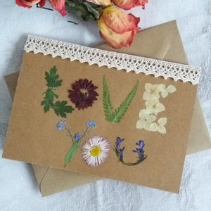 LOVE YOU Blumenkarte. Gepresste Blumen Valentinstag Karte im rustikalen Stil. Hochzeit, Verlobung, Liebeskarte. Handgemachte Blumen Karte.
