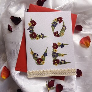 Tarjeta de flores prensadas LOVE. Tarjeta con un diseño único para San Valentín. Tarjeta romántica para compromiso o boda. Tarjeta floral pequeña hecha a mano. Tarjeta blanca.