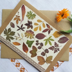 FEITO SOB ENCOMENDA. Cartão feito à mão com folhas de outono prensadas de verdade. Cartão colorido com folhagem de outono. Cartão de papel reciclado. Cartão de presente de Ação de Graças. Arte em folha.