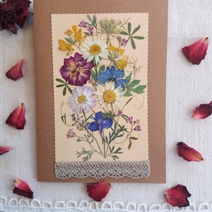 OP BESTELLING GEMAAKT. Kleurrijke wilde bloemen wenskaart. Unieke handgemaakte kaart in rustieke stijl. Bloemcollage origineel. Verjaardagskaart van gerecycled papier.