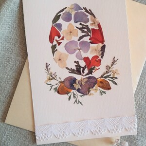 Gepresste Blumenei Karte. Ostergrußkarte. Handgemachte einzigartige botanische Karte. Christliche Geschenkkarte. Bunte Eierkarte. Florale Collage.
