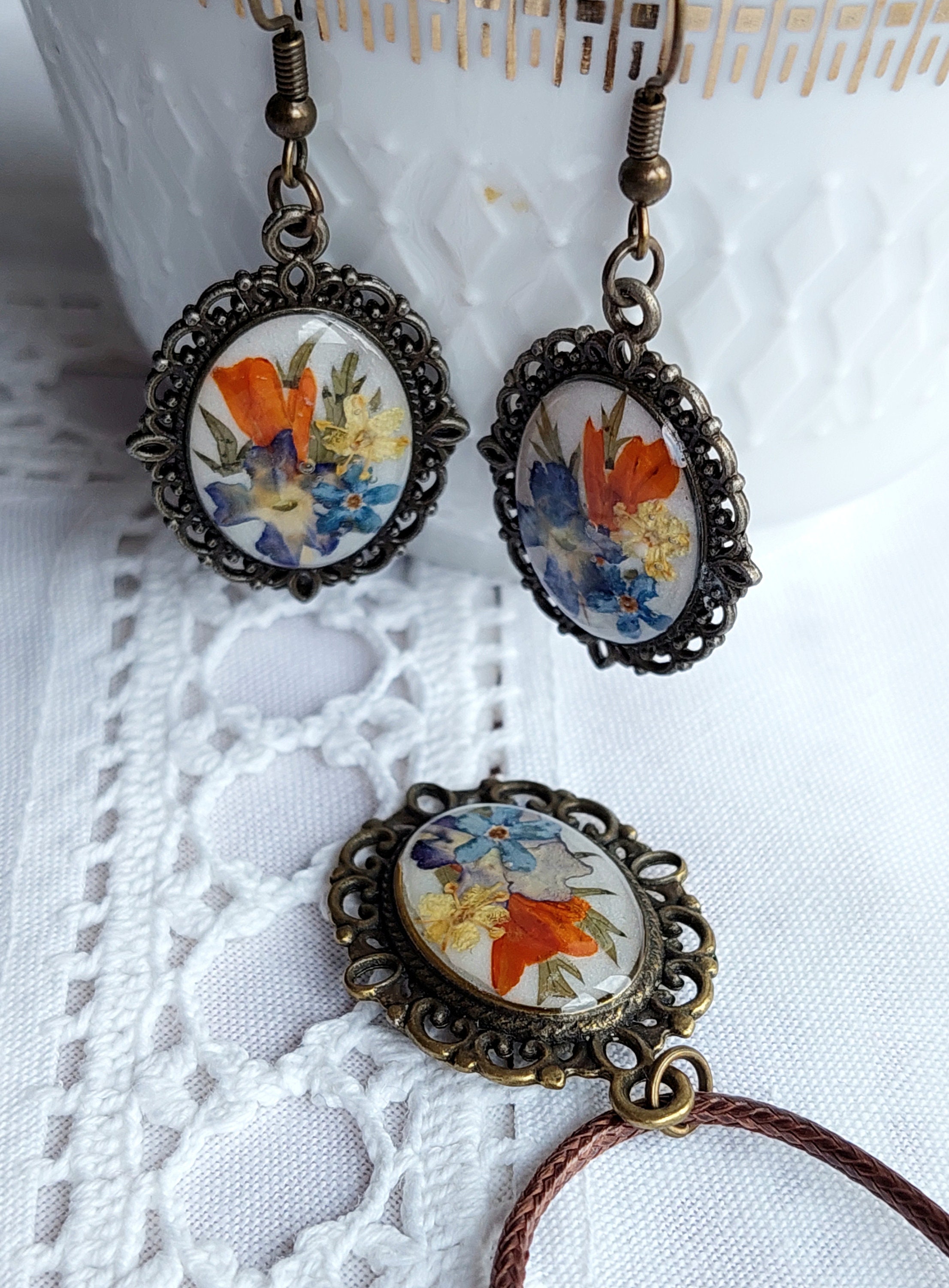 Collier Pendentif Avec Vraie Fleur Pressée Bleue - Bijou Naturel Résine Et Acier