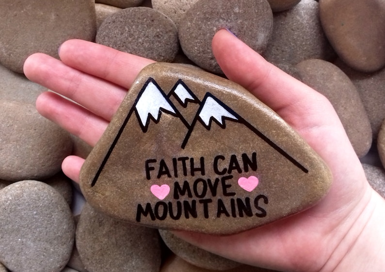 La foi peut se déplacer montagnes peintes en pierre roches image 4