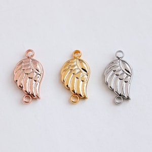 Puede incluir: Tres abalorios de ala de ángel de metal en diferentes acabados: oro rosa, oro y plata. Cada abalorio tiene un bucle en la parte superior e inferior para sujetarlo a joyas.