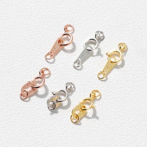 Puede incluir: Seis cierres de metal dorado con cierre de langosta. Cada cierre tiene una pequeña etiqueta ovalada con la palabra "ITALIA" grabada.