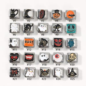Könnte beinhalten: Eine Sammlung von 25 Halloween-Charms mit verschiedenen Designs. Die Charms zeigen Bilder einer schwarzen Katze, eines Halbmonds, eines Sarges, eines Kürbisses, einer Fledermaus, einer Mumie, eines Geistes und mehr. Jeder Charm hat eine andere Farbe und ein anderes Design.
