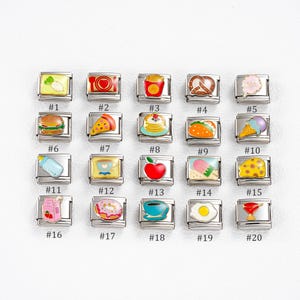 以下が含まれることがあります： 20個の銀色の食品をテーマにしたチャームのコレクション。各チャームは、ハンバーガー、ピザのスライス、アイスクリームコーン、プレッツェルなど、さまざまな食品アイテムを特徴としています。チャームは#1から#20まで番号が付けられています。