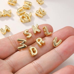 Contas com letras de dois furos, contas com letras banhadas a ouro, contas deslizantes com letras do alfabeto em forma de balão, contas iniciais em forma de bolha de balão, contas para joias