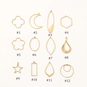 Può includere: Una collezione di dodici elementi per gioielli in metallo dorato di varie forme, tra cui un quadrifoglio, una luna crescente, un ovale, un esagono, un fiore, una goccia, una stella, un rettangolo e un doppio cerchio. Ogni elemento è numerato.