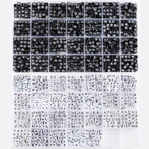 50 Stück Würfel Buchstabenperlen, Würfel Buchstabenperlen Kit, Personalisieren Sie Armbänder und Halsketten mit Würfelbuchstabenperlen in Schwarz und Weiß, 6 mm