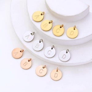Dijes de letras del alfabeto de oro de 18 quilates de 12 mm, cuentas redondas con letras de disco, dije de letra inicial redonda de acero inoxidable, suministros de joyería DIY, colgantes de letras