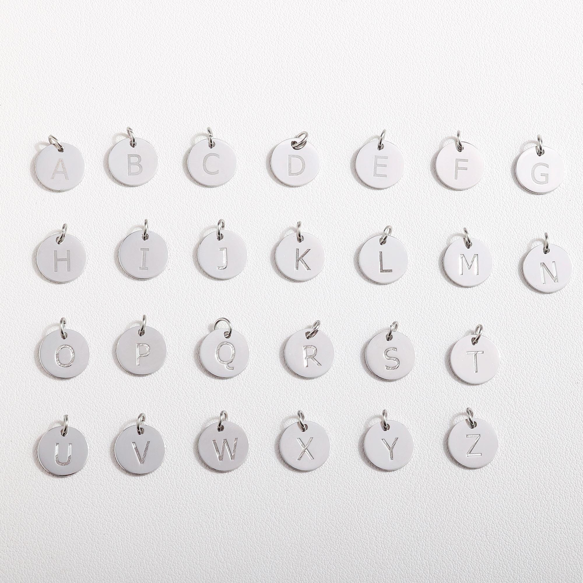 12 mm S925 ラウンドレターチャーム、ラウンドディスクレターチャーム、パーソナライズされたアルファベットイニシャルチャーム、シルバーまたはゴールドステンレススチールレター  - Etsy 日本