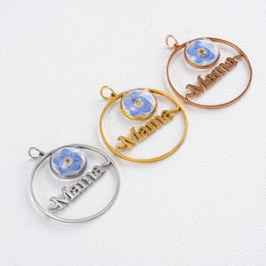 Personalized &quot;Mama&quot; Pendant with Forget Me Not Flower Resin, Custom Floral Necklace Bracelet Charm for Mother&#39;s Day, Memorial Gifts for Mom