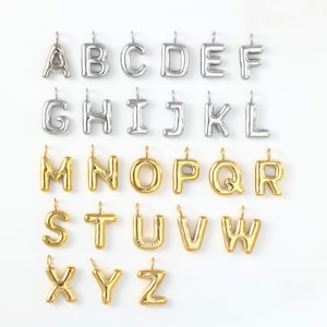 Dije de letra hinchada de acero inoxidable, dije de letra del alfabeto con forma de globo, dije de inicial con forma de burbuja, dije para bisutería.