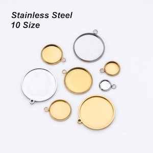 Puede incluir: Surtido de diez tamaños diferentes de bandejas redondas para colgantes de acero inoxidable. Las bandejas están disponibles en acabados dorado y plateado. Las bandejas tienen una superficie lisa y pulida y son perfectas para agregar un toque personal a los proyectos de joyería.