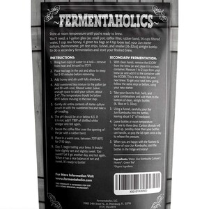 K&ouml;nnte beinhalten: Schwarz-wei&szlig;e Verpackung f&uuml;r ein Jun-Kombucha-Starter-Set. Die Verpackung enth&auml;lt Anweisungen zum Brauen von Jun-Kombucha, einschlie&szlig;lich Zutaten, Fermentationsschritte und sekund&auml;re Fermentation. Die Verpackung enth&auml;lt auch den Markennamen "Fermentaholics" und die Website-Adresse "www.fermentaholics.com".