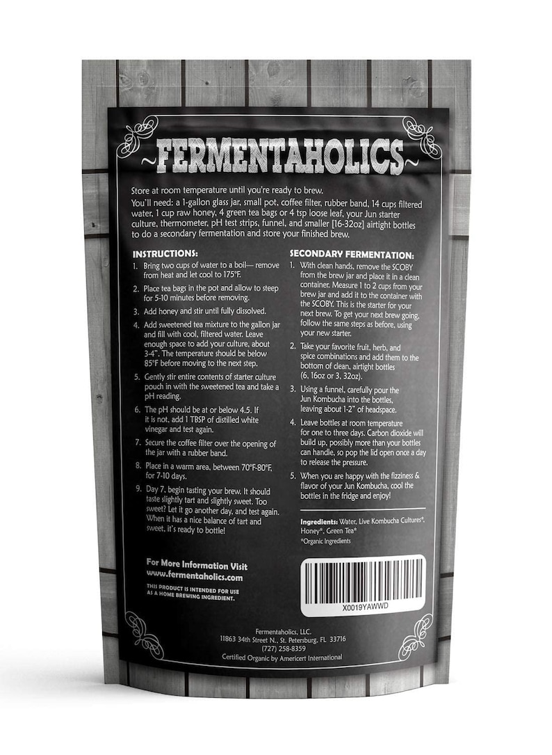 K&ouml;nnte beinhalten: Schwarz-wei&szlig;e Verpackung f&uuml;r ein Jun-Kombucha-Starter-Set. Die Verpackung enth&auml;lt Anweisungen zum Brauen von Jun-Kombucha, einschlie&szlig;lich Zutaten, Fermentationsschritte und sekund&auml;re Fermentation. Die Verpackung enth&auml;lt auch den Markennamen "Fermentaholics" und die Website-Adresse "www.fermentaholics.com".