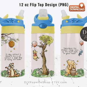Könnte beinhalten: Ein Set aus drei 355 ml Flip-Top-Wasserflaschen mit Winnie Puuh und Tigger-Designs. Die Flaschen sind weiß mit gelben Deckeln und blauen Trinkhalmen. Die Designs zeigen Zitate aus den Winnie Puuh-Geschichten. "Ein Tag ohne Freund ist wie ein Topf ohne einen einzigen Tropfen Honig, der drinnen ist." und "Manchmal nehmen die kleinsten Dinge den meisten Platz in deinem Herzen ein."
