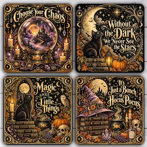 Op de afbeelding: Vier vierkante onderzetters met donkere, mystieke illustraties. De ontwerpen bevatten een kristallen bol met een kasteel, een zwarte kat met een maansikkel, een kat met een uil en een heksenhoed op boeken. De tekst bevat Choose Your Chaos, Without the Dark We Never See the Stars, Magic Lives in the Little Things en It's Just a Bunch of Hocus Pocus.