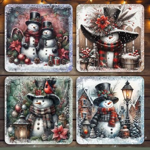 Puede incluir: Juego de cuatro posavasos cuadrados con ilustraciones de acuarela de muñecos de nieve en escenas invernales. Cada posavasos presenta un diseño de muñeco de nieve diferente, adornado con sombreros de copa, bufandas y decoraciones festivas. Los posavasos tienen un borde nevado y el texto "4 SQUARE COASTERS 300 DPI - PNG FILES FOR SUBLIMATION".