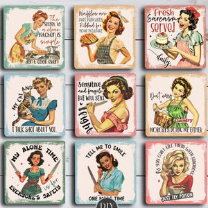 Puede incluir: Nueve posavasos cuadrados con ilustraciones de estilo vintage de mujeres y frases humorísticas. Los posavasos presentan frases como "Fresh Sarcasm Served Daily" y "Don't Cook Ever!" en un diseño retro.
