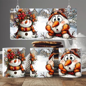 K&ouml;nnte beinhalten: Ein Set aus drei wei&szlig;en Keramikbechern und einem dekorativen Schild mit einem skurrilen Schneemann-Design. Der Schneemann tr&auml;gt einen Hut, einen Schal und F&auml;ustlinge, mit einer Karottennase und Knopfaugen. Der Hintergrund zeigt eine verschneite Dorflandschaft.
