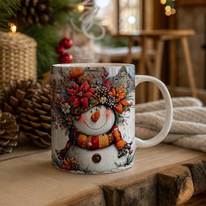 K&ouml;nnte beinhalten: Eine wei&szlig;e Keramik-Tasse mit einem skurrilen Schneemann-Design. Der Schneemann tr&auml;gt einen Blumenhut und einen gestreiften Schal. Die Tasse ist mit einer Winterszene verziert und steht auf einer Holzoberfl&auml;che.