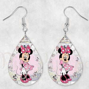Op de afbeelding: Druppelvormige oorbellen met Minnie Mouse. Minnie draagt een roze jurk met stippen en een strik, tegen een stripachtergrond. Zilverkleurige oorhaakjes. Een speels accessoire voor Disney-fans.