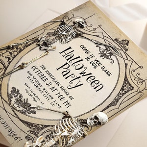 Op de afbeelding: Een rechthoekige Halloween-feestuitnodiging op verouderd, beige papier met zwarte tekst en twee skeletillustraties. De tekst luidt: Come if you dare to our Halloween Party, The nightmare begins on October 31 at 7:00 PM, 666 Spooky Willow Lane, Halloween City, CC, RSVP to Olivia at 123-456-7890, Costumes encouraged!