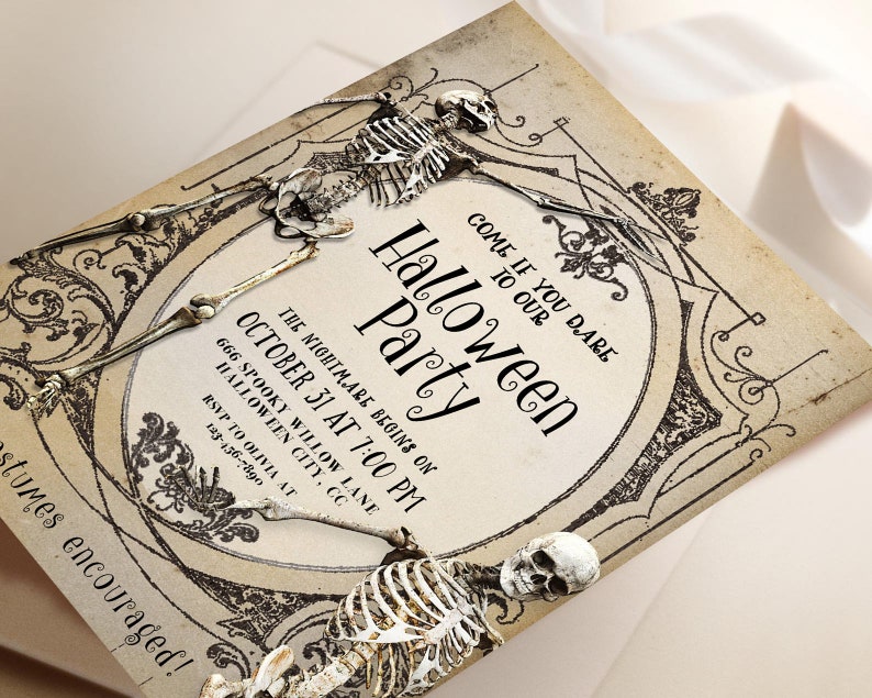 Op de afbeelding: Een rechthoekige Halloween-feestuitnodiging op verouderd, beige papier met zwarte tekst en twee skeletillustraties. De tekst luidt: Come if you dare to our Halloween Party, The nightmare begins on October 31 at 7:00 PM, 666 Spooky Willow Lane, Halloween City, CC, RSVP to Olivia at 123-456-7890, Costumes encouraged!
