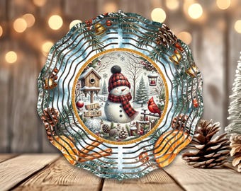 Op de afbeelding: Een decoratieve kerstschotel met een sneeuwman met een geruite hoed en sjaal, omgeven door een winterse scène met een vogelhuisje en een kardinaal. De schotel heeft een golvende rand met dennenappels en bellen.