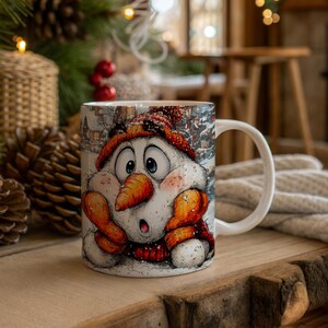 K&ouml;nnte beinhalten: Wei&szlig;er Keramikbecher mit einem Cartoon-Schneemann-Design. Der Schneemann hat eine Karottennase, einen roten Hut und einen Schal. Der Becher hat einen Winterhintergrund und einen wei&szlig;en Griff.