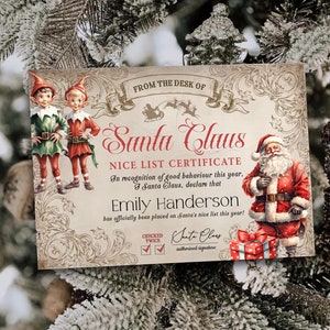 Puede incluir: Un certificado de "Lista de buenos" de estilo vintage con Santa Claus, elfos y un regalo. El certificado, con adornos, dice "De la oficina de Santa Claus" e incluye un espacio para el nombre de un niño, declarándolo en la lista.
