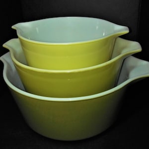Pyrex Verde Auflaufformen Avocadogrün, rund # 473, 474 und 475, 1960er Jahre, sehr guter Zustand, Nestingschalen, Vintage, Mixen, ohne Deckel