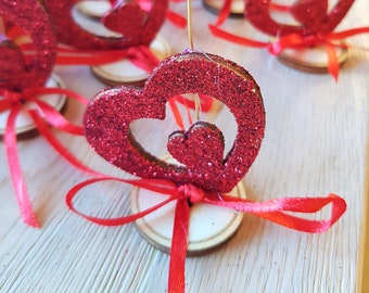 Set 6 segnaposto cuore rosso glitter in legno e ottone, con fiocco, personalizzabile