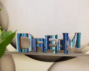 DREAM. Allegra decorazione per la casa. Cartone decorato a strisce multicolori. Appendere al muro o appoggiare su un mobile. Leggerissima