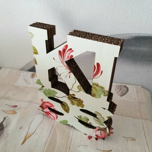 Beso. Decoración alegre para la casa. Dibujos animados decorados con flores de estilo chic en mal estado. Cuelgue en la pared o descanse en un mueble. Ligero
