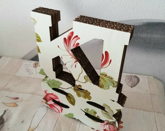 KISS. Allegra decorazione per la casa. Cartone decorato a fiori stile shabby chic. Appendere al muro o appoggiare su un mobile. Leggerissima