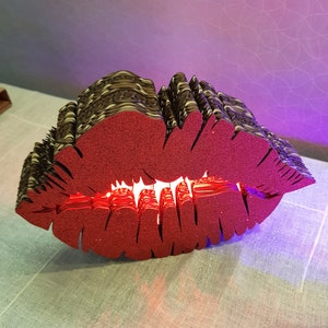 Lampada labbra. Bacio. Lampada cartone. Led batteria 12v. Luce per ambienti. Rosso. Rosa. Viola.