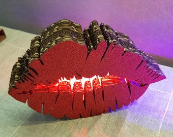 Lampada labbra. Bacio. Lampada cartone. Led batteria 12v. Luce per ambienti. Rosso. Rosa. Viola.
