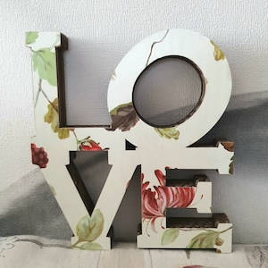 Amor. Decoración alegre para la casa. Cartón decorado con flores estilo shabby chic. Cuelgue en la pared o descanse en un mueble. Ligero