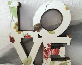 LOVE. Allegra decorazione per la casa. Cartone decorato a fiori stile shabby chic. Appendere al muro o appoggiare su un mobile. Leggerissima