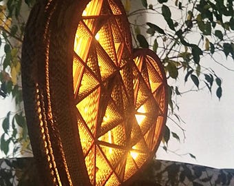 Lampada Led in cartone avana, Cuore intagliato "Reticolo", glitter Rosso