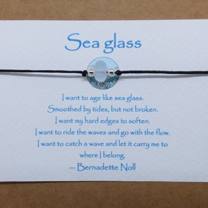 Cadeau d'anniversaire Bijoux durables recyclés surcyclés et respectueux de l'environnement. Des idées uniques et inhabituelles pour elle. Bracelet de l'amitié en verre de mer et carte à message