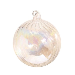 以下が含まれることがあります： 渦巻き模様の透明な虹色のガラスのオーナメント。オーナメントは銀色の虹色の仕上げです。