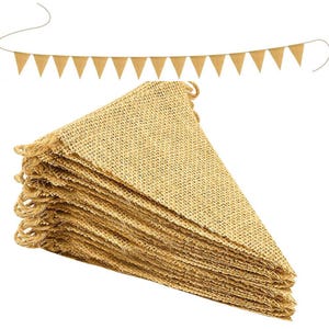 Puede incluir: Un conjunto de banderines triangulares de arpillera y una pancarta a juego. Los banderines son de color beige natural y tienen una textura tejida. La pancarta está ensartada en una cuerda fina y de color claro, ideal para decoración rústica.