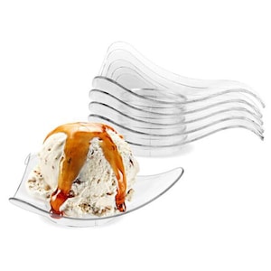 Può includere: Un set di piatti da portata in plastica trasparente a forma di onda. I piatti sono impilati uno sopra l'altro. Una pallina di gelato con salsa al caramello si trova in uno dei piatti.