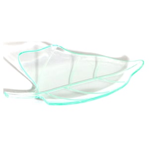 Puede incluir: Un plato de servir de plástico transparente en forma de hoja con un borde verde claro.