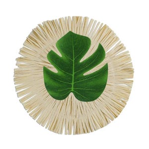 Può includere: Decorazione murale rotonda in materiale tessuto color naturale, con una vivace foglia di monstera verde al centro. Il tessuto forma un motivo a raggiera attorno alla foglia, creando un accento decorativo tropicale.