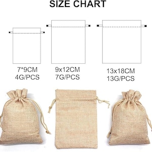 May include: A size chart showing three beige burlap drawstring bags. The bags are in the following sizes: 7x9 cm, 9x12 cm, and 13x18 cm. The chart also shows the weight per piece. The bags are suitable for small gifts or packaging.